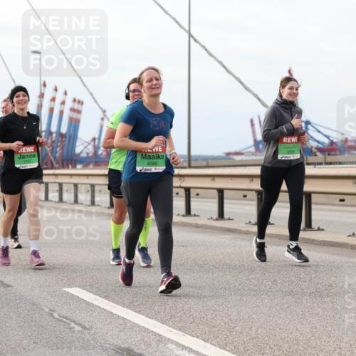 03.10.2025 - Köhlbrandbrückenlauf Lena Gebhardt http://msf.ph/oto/9204871 03.10.2025 15:58:57 Position 2 9081, 7793, 9709, 8386 meine-sportfotos.de