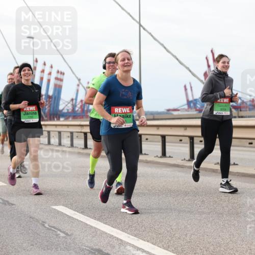 03.10.2025 - Köhlbrandbrückenlauf Lena Gebhardt http://msf.ph/oto/9204873 03.10.2025 15:58:57 Position 2 9081, 7793, 9709 meine-sportfotos.de