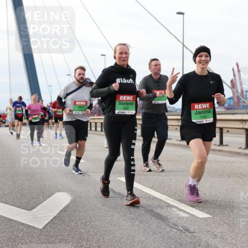 03.10.2025 - Köhlbrandbrückenlauf Lena Gebhardt http://msf.ph/oto/9204881 03.10.2025 15:58:58 Position 2 8734, 9081, 7793 meine-sportfotos.de