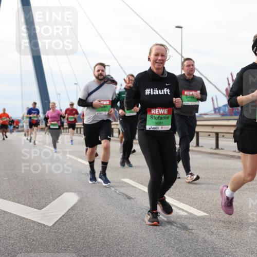 03.10.2025 - Köhlbrandbrückenlauf Lena Gebhardt http://msf.ph/oto/9204884 03.10.2025 15:58:59 Position 2 6734, 9081, 7793 meine-sportfotos.de