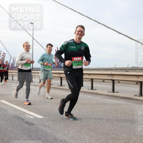 03.10.2025 - Köhlbrandbrückenlauf Lena Gebhardt http://msf.ph/oto/9204897 03.10.2025 15:59:01 Position 2 9062 meine-sportfotos.de