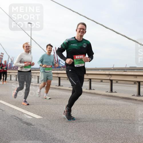 03.10.2025 - Köhlbrandbrückenlauf Lena Gebhardt http://msf.ph/oto/9204898 03.10.2025 15:59:01 Position 2 9062 meine-sportfotos.de