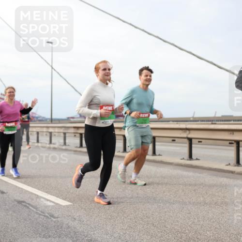 03.10.2025 - Köhlbrandbrückenlauf Lena Gebhardt http://msf.ph/oto/9204901 03.10.2025 15:59:02 Position 2 906 meine-sportfotos.de