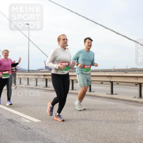 03.10.2025 - Köhlbrandbrückenlauf Lena Gebhardt http://msf.ph/oto/9204902 03.10.2025 15:59:02 Position 2  meine-sportfotos.de