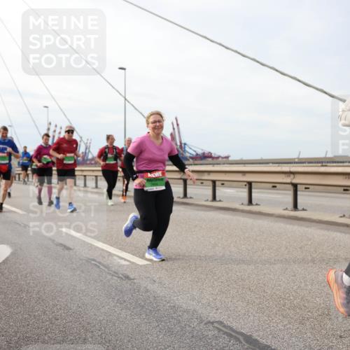 03.10.2025 - Köhlbrandbrückenlauf Lena Gebhardt http://msf.ph/oto/9204906 03.10.2025 15:59:03 Position 2 7474, 7830 meine-sportfotos.de