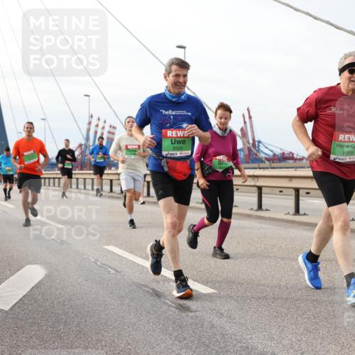 03.10.2025 - Köhlbrandbrückenlauf Lena Gebhardt http://msf.ph/oto/9204919 03.10.2025 15:59:05 Position 2 8526, 8673, 8879, 8525 meine-sportfotos.de