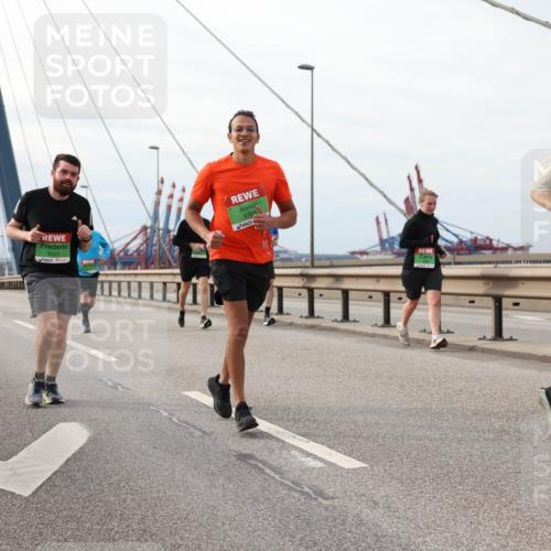 03.10.2025 - Köhlbrandbrückenlauf Lena Gebhardt http://msf.ph/oto/9204925 03.10.2025 15:59:07 Position 2 9121, 9723, 9120 meine-sportfotos.de