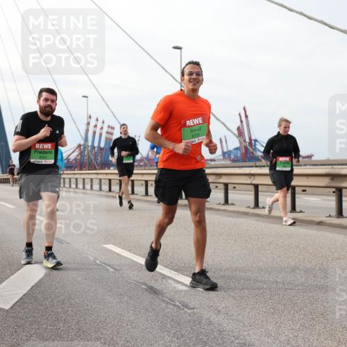 03.10.2025 - Köhlbrandbrückenlauf Lena Gebhardt http://msf.ph/oto/9204927 03.10.2025 15:59:08 Position 2 9121, 9723 meine-sportfotos.de