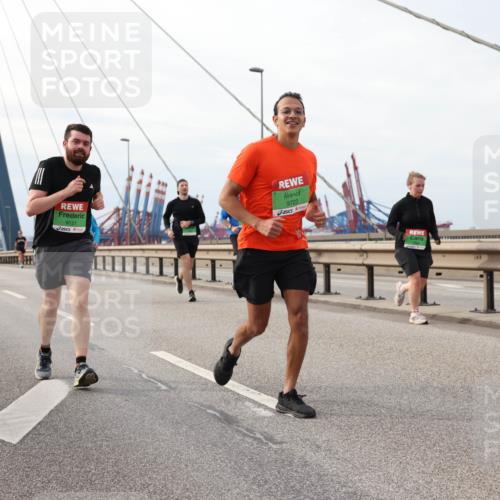 03.10.2025 - Köhlbrandbrückenlauf Lena Gebhardt http://msf.ph/oto/9204928 03.10.2025 15:59:08 Position 2 9121, 9723 meine-sportfotos.de