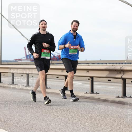 03.10.2025 - Köhlbrandbrückenlauf Lena Gebhardt http://msf.ph/oto/9204934 03.10.2025 15:59:10 Position 2 8462, 8463 meine-sportfotos.de