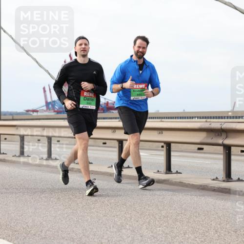 03.10.2025 - Köhlbrandbrückenlauf Lena Gebhardt http://msf.ph/oto/9204935 03.10.2025 15:59:10 Position 2 8463, 8462 meine-sportfotos.de
