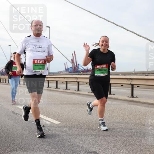 03.10.2025 - Köhlbrandbrückenlauf Lena Gebhardt http://msf.ph/oto/9204960 03.10.2025 15:59:16 Position 2 7984, 7985 meine-sportfotos.de
