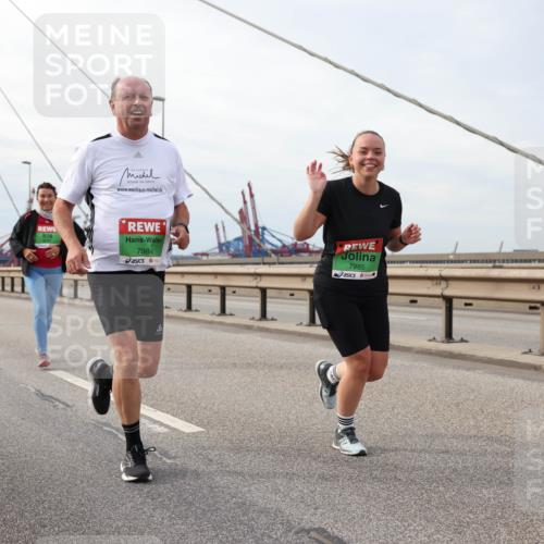 03.10.2025 - Köhlbrandbrückenlauf Lena Gebhardt http://msf.ph/oto/9204961 03.10.2025 15:59:16 Position 2 7984, 7985 meine-sportfotos.de