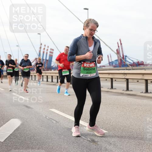 03.10.2025 - Köhlbrandbrückenlauf Lena Gebhardt http://msf.ph/oto/9204977 03.10.2025 15:59:22 Position 2 9026 meine-sportfotos.de