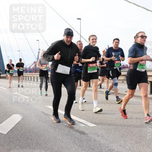 03.10.2025 - Köhlbrandbrückenlauf Lena Gebhardt http://msf.ph/oto/9204991 03.10.2025 15:59:26 Position 2 9147 meine-sportfotos.de