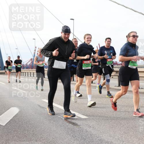 03.10.2025 - Köhlbrandbrückenlauf Lena Gebhardt http://msf.ph/oto/9204992 03.10.2025 15:59:27 Position 2 9147 meine-sportfotos.de