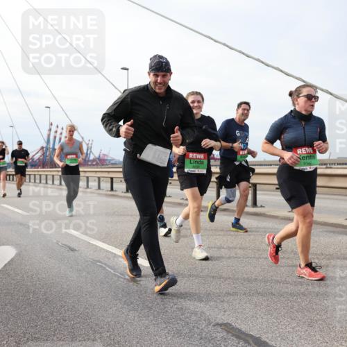 03.10.2025 - Köhlbrandbrückenlauf Lena Gebhardt http://msf.ph/oto/9204995 03.10.2025 15:59:27 Position 2 8034, 9147 meine-sportfotos.de