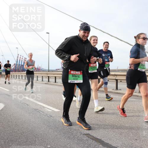 03.10.2025 - Köhlbrandbrückenlauf Lena Gebhardt http://msf.ph/oto/9204996 03.10.2025 15:59:27 Position 2 8233 meine-sportfotos.de