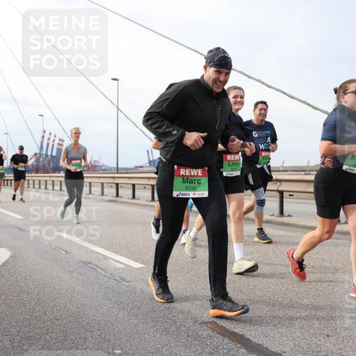 03.10.2025 - Köhlbrandbrückenlauf Lena Gebhardt http://msf.ph/oto/9204997 03.10.2025 15:59:27 Position 2 8233, 8034 meine-sportfotos.de