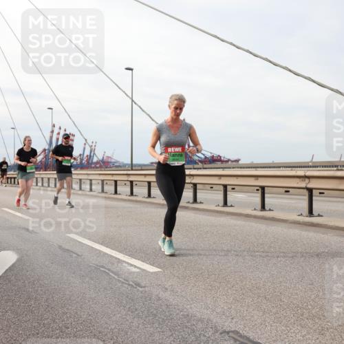 03.10.2025 - Köhlbrandbrückenlauf Lena Gebhardt http://msf.ph/oto/9205003 03.10.2025 15:59:29 Position 2 8644 meine-sportfotos.de