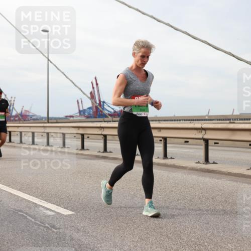 03.10.2025 - Köhlbrandbrückenlauf Lena Gebhardt http://msf.ph/oto/9205005 03.10.2025 15:59:29 Position 2 8644 meine-sportfotos.de