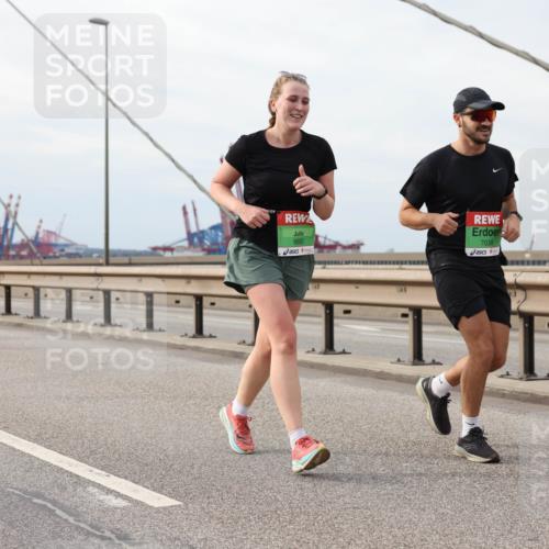03.10.2025 - Köhlbrandbrückenlauf Lena Gebhardt http://msf.ph/oto/9205015 03.10.2025 15:59:32 Position 2 9680, 7038 meine-sportfotos.de