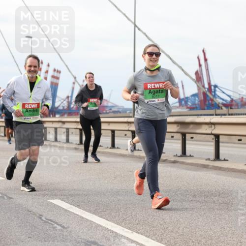 03.10.2025 - Köhlbrandbrückenlauf Lena Gebhardt http://msf.ph/oto/9205024 03.10.2025 15:59:37 Position 2 7929, 7975, 9312 meine-sportfotos.de