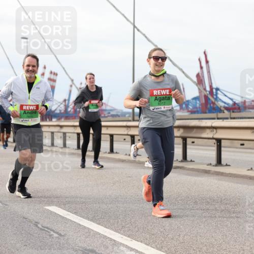 03.10.2025 - Köhlbrandbrückenlauf Lena Gebhardt http://msf.ph/oto/9205025 03.10.2025 15:59:37 Position 2 7929, 7975, 9312 meine-sportfotos.de