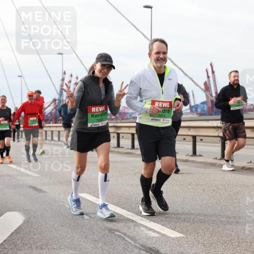 03.10.2025 - Köhlbrandbrückenlauf Lena Gebhardt http://msf.ph/oto/9205030 03.10.2025 15:59:38 Position 2 7929, 7975 meine-sportfotos.de