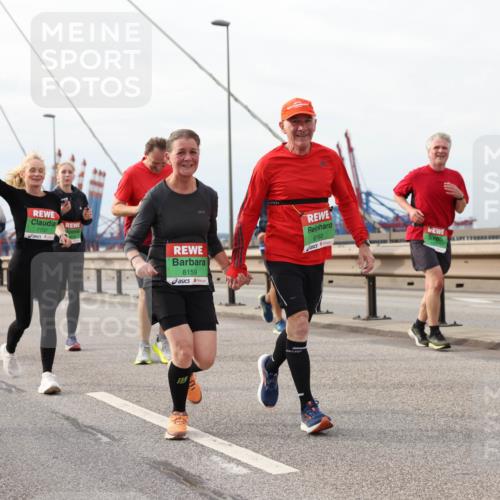 03.10.2025 - Köhlbrandbrückenlauf Lena Gebhardt http://msf.ph/oto/9205040 03.10.2025 15:59:42 Position 2 7707, 8159, 8160 meine-sportfotos.de
