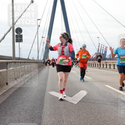 03.10.2025 - Köhlbrandbrückenlauf Lena Gebhardt http://msf.ph/oto/9205060 03.10.2025 15:59:46 Position 2 7137 meine-sportfotos.de