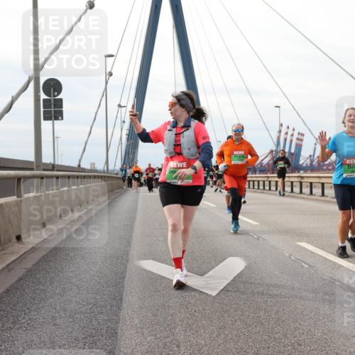 03.10.2025 - Köhlbrandbrückenlauf Lena Gebhardt http://msf.ph/oto/9205061 03.10.2025 15:59:46 Position 2  meine-sportfotos.de