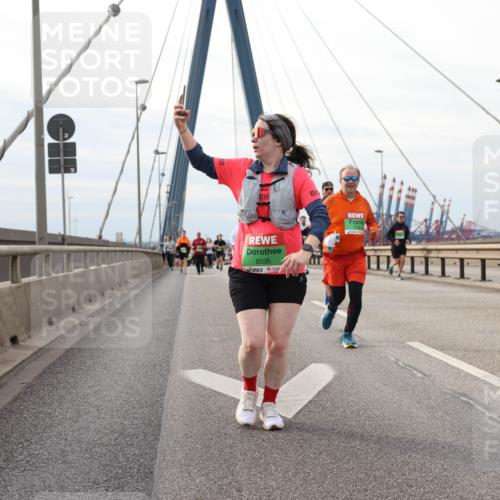 03.10.2025 - Köhlbrandbrückenlauf Lena Gebhardt http://msf.ph/oto/9205063 03.10.2025 15:59:46 Position 2 2025, 8536, 9040 meine-sportfotos.de