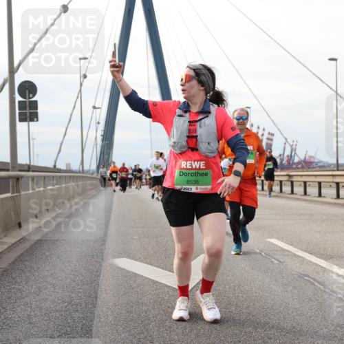 03.10.2025 - Köhlbrandbrückenlauf Lena Gebhardt http://msf.ph/oto/9205065 03.10.2025 15:59:47 Position 2 2025, 8536 meine-sportfotos.de