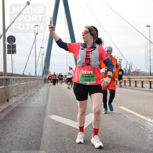 03.10.2025 - Köhlbrandbrückenlauf Lena Gebhardt http://msf.ph/oto/9205066 03.10.2025 15:59:47 Position 2 2025, 8536 meine-sportfotos.de