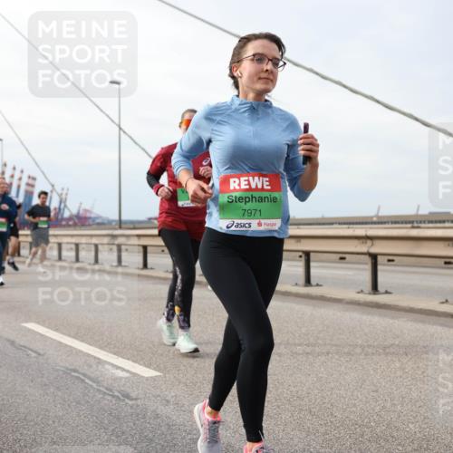 03.10.2025 - Köhlbrandbrückenlauf Lena Gebhardt http://msf.ph/oto/9205081 03.10.2025 15:59:51 Position 2 7971 meine-sportfotos.de