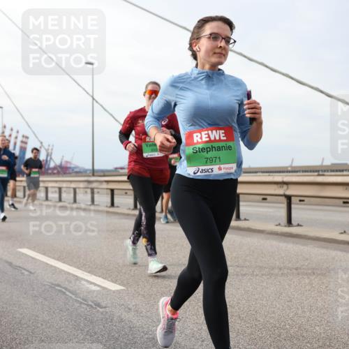 03.10.2025 - Köhlbrandbrückenlauf Lena Gebhardt http://msf.ph/oto/9205082 03.10.2025 15:59:51 Position 2 7971 meine-sportfotos.de