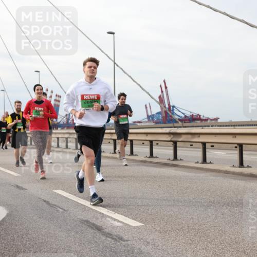 03.10.2025 - Köhlbrandbrückenlauf Lena Gebhardt http://msf.ph/oto/9205090 03.10.2025 15:59:52 Position 2 8675 meine-sportfotos.de