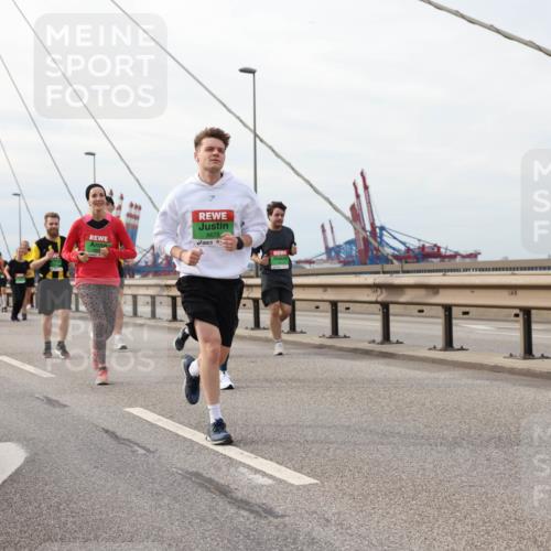 03.10.2025 - Köhlbrandbrückenlauf Lena Gebhardt http://msf.ph/oto/9205091 03.10.2025 15:59:52 Position 2 8675 meine-sportfotos.de