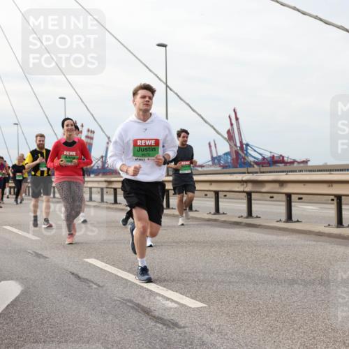 03.10.2025 - Köhlbrandbrückenlauf Lena Gebhardt http://msf.ph/oto/9205092 03.10.2025 15:59:52 Position 2 8675 meine-sportfotos.de