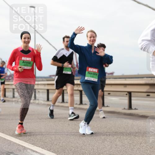 03.10.2025 - Köhlbrandbrückenlauf Lena Gebhardt http://msf.ph/oto/9205099 03.10.2025 15:59:54 Position 2 8261, 8675 meine-sportfotos.de