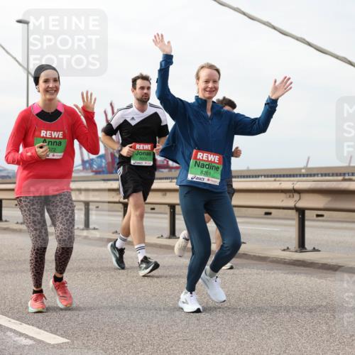 03.10.2025 - Köhlbrandbrückenlauf Lena Gebhardt http://msf.ph/oto/9205101 03.10.2025 15:59:54 Position 2 572, 8609, 8261 meine-sportfotos.de