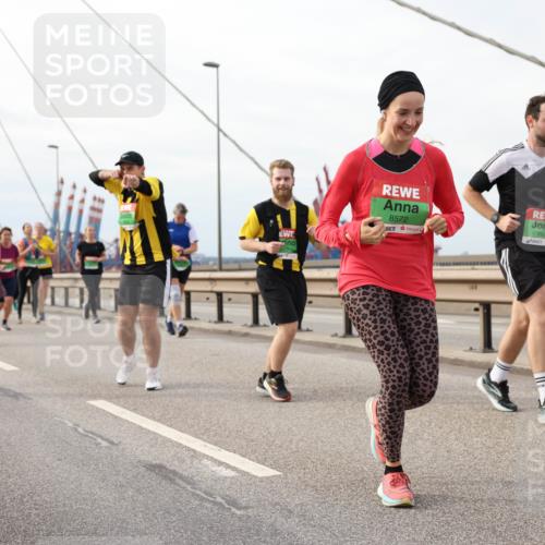 03.10.2025 - Köhlbrandbrückenlauf Lena Gebhardt http://msf.ph/oto/9205104 03.10.2025 15:59:55 Position 2 8572, 8609 meine-sportfotos.de