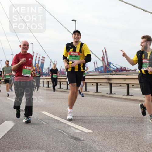 03.10.2025 - Köhlbrandbrückenlauf Lena Gebhardt http://msf.ph/oto/9205108 03.10.2025 15:59:56 Position 2 9725, 8852, 8851 meine-sportfotos.de