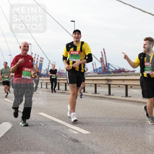 03.10.2025 - Köhlbrandbrückenlauf Lena Gebhardt http://msf.ph/oto/9205109 03.10.2025 15:59:56 Position 2 9725, 8852, 8851 meine-sportfotos.de