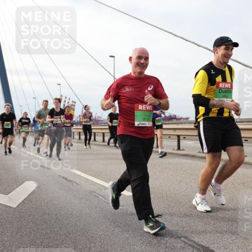 03.10.2025 - Köhlbrandbrückenlauf Lena Gebhardt http://msf.ph/oto/9205114 03.10.2025 15:59:57 Position 2 9725, 8852, 11 meine-sportfotos.de