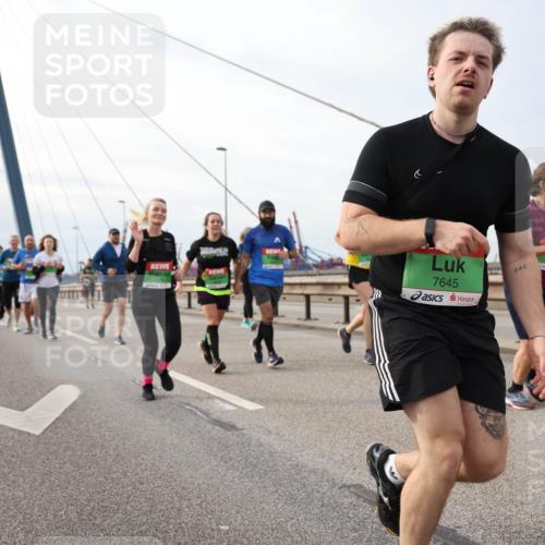 03.10.2025 - Köhlbrandbrückenlauf Lena Gebhardt http://msf.ph/oto/9205139 03.10.2025 16:00:01 Position 2 7645, 040 meine-sportfotos.de