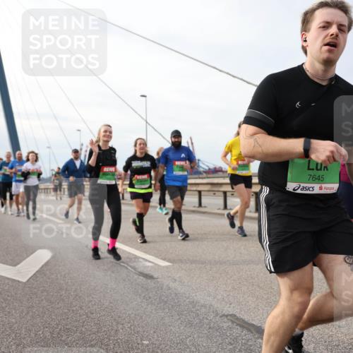 03.10.2025 - Köhlbrandbrückenlauf Lena Gebhardt http://msf.ph/oto/9205140 03.10.2025 16:00:01 Position 2 7645, 040 meine-sportfotos.de