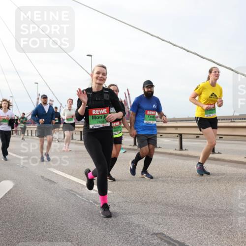 03.10.2025 - Köhlbrandbrückenlauf Lena Gebhardt http://msf.ph/oto/9205143 03.10.2025 16:00:02 Position 2 7405 meine-sportfotos.de