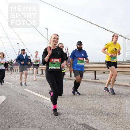 03.10.2025 - Köhlbrandbrückenlauf Lena Gebhardt http://msf.ph/oto/9205144 03.10.2025 16:00:02 Position 2 7405, 8371 meine-sportfotos.de